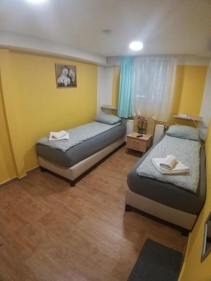 Deniz Pension Budapest Luaran gambar
