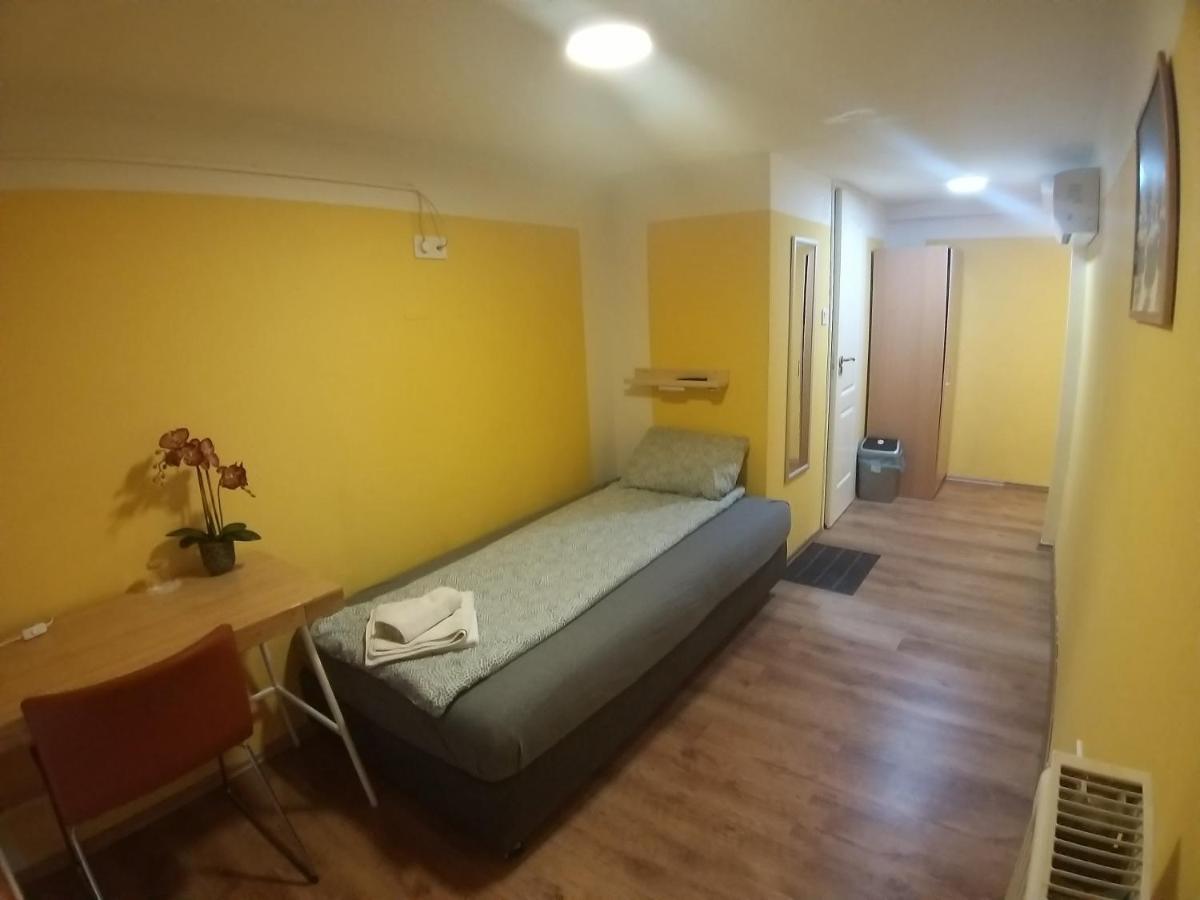 Deniz Pension Budapest Luaran gambar