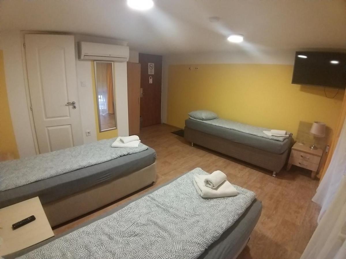 Deniz Pension Budapest Luaran gambar
