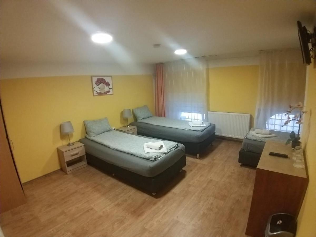 Deniz Pension Budapest Luaran gambar