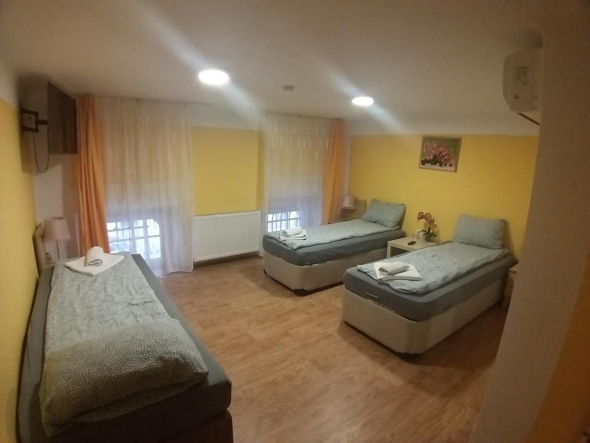 Deniz Pension Budapest Luaran gambar